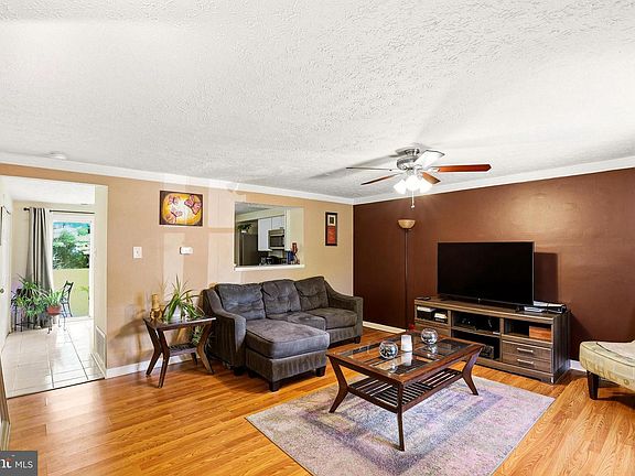 3rd image of 21 Waterview Ct