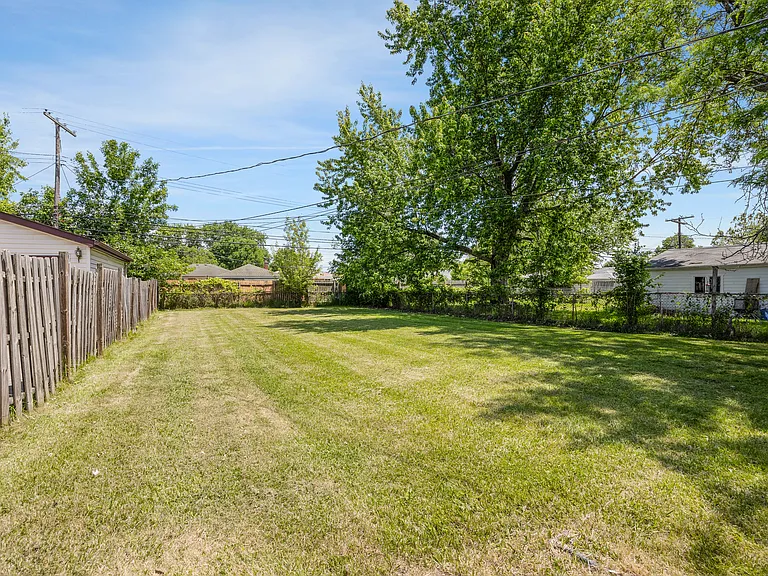 26080 Blumfield St — Photo 22