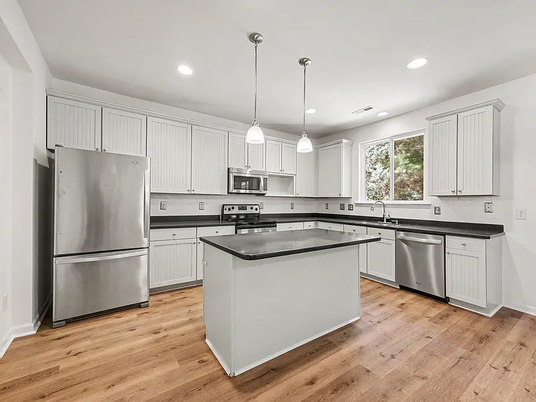 508 Ashburn Ln — Photo 9