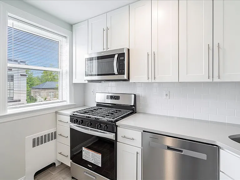 188 Bellevue Ave Apartments — Photo 32
