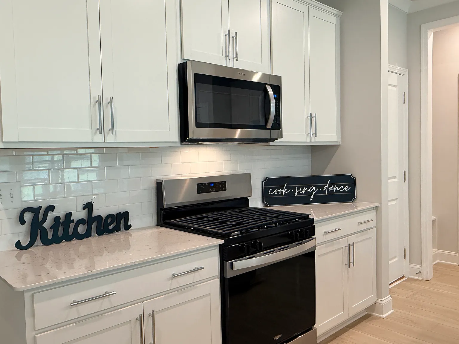 3 bed, 2.5 bath, 2035 sqft, $2,395 — Photo 4