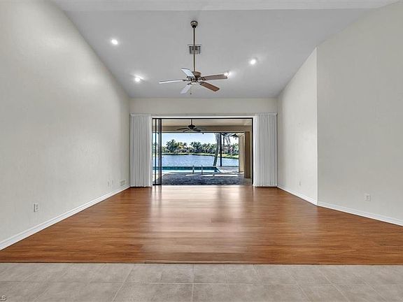 4th image of 11114 Longshore WAY W