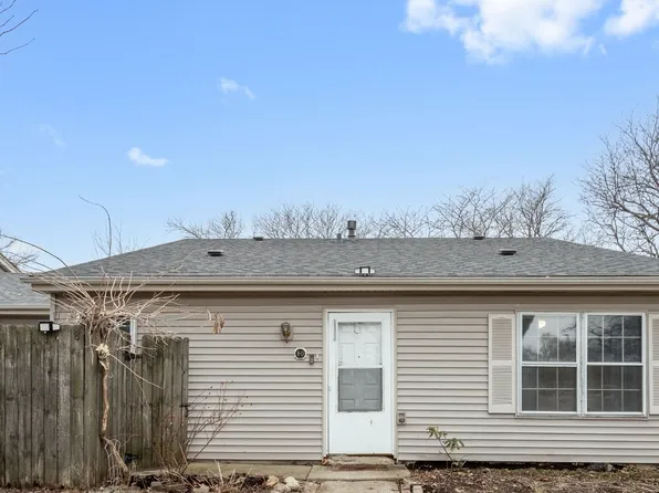 80 Fernwood Dr #O, Bolingbrook, IL 60440