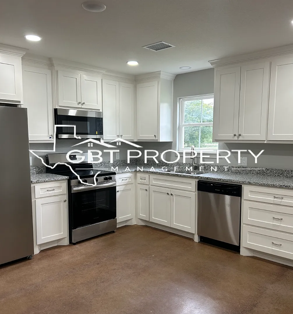 3 bed 2 bath House! — Photo 2