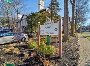 2007 Hawthorne Ln #2007, Mahwah, NJ 07430