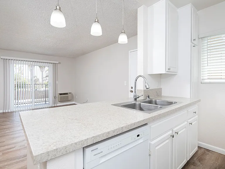 Wexford Manor Apartments — Photo 9