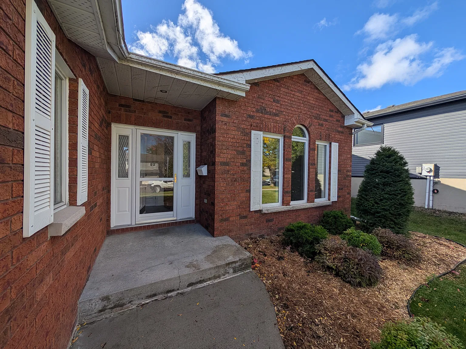 333 Friarhill Crescent — Photo 2