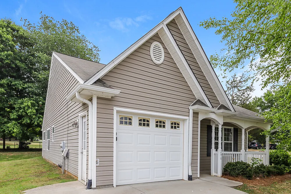 3 bed, 2.0 bath, 1201 sqft, $1,715 — Photo 3