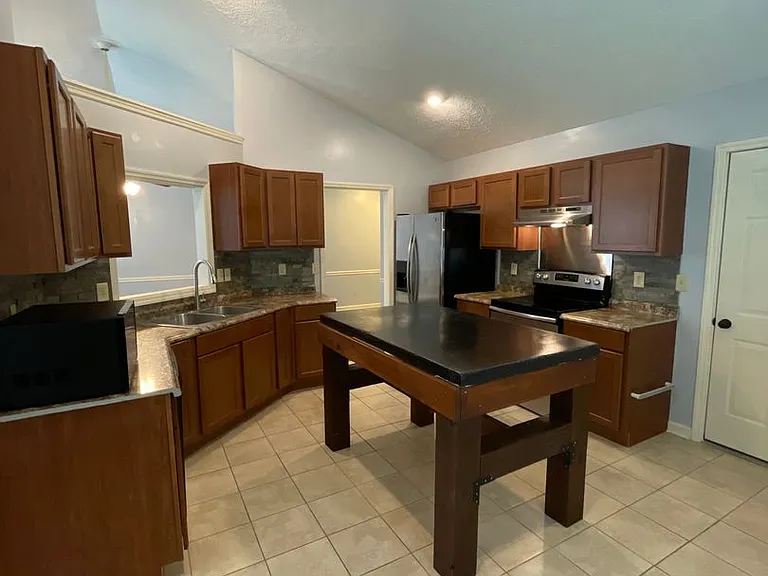 1016 Locust Ct — Photo 8