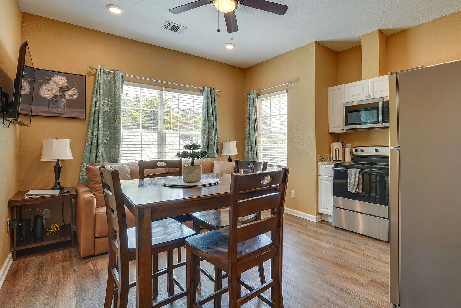 2 bed, 1.0 bath, 893 sqft, $1,979 — Photo 2