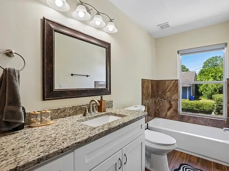 744 Garibaldi St SW — Photo 10