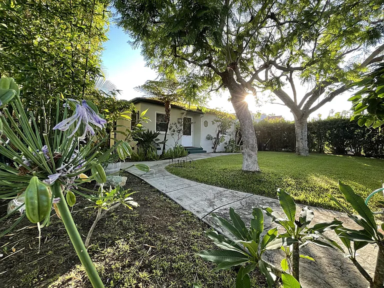 1453 Centinela Ave — Photo 1