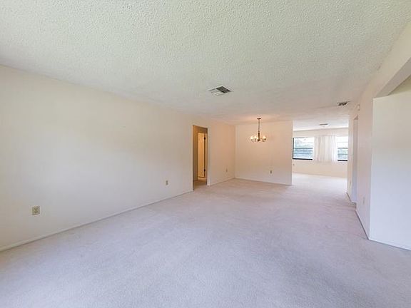 5th image of 213 Earl St