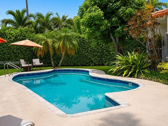 3rd image of 363 S Hibiscus Dr