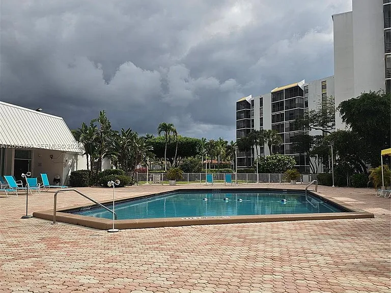 20500 W Country Club Dr #609 — Photo 12