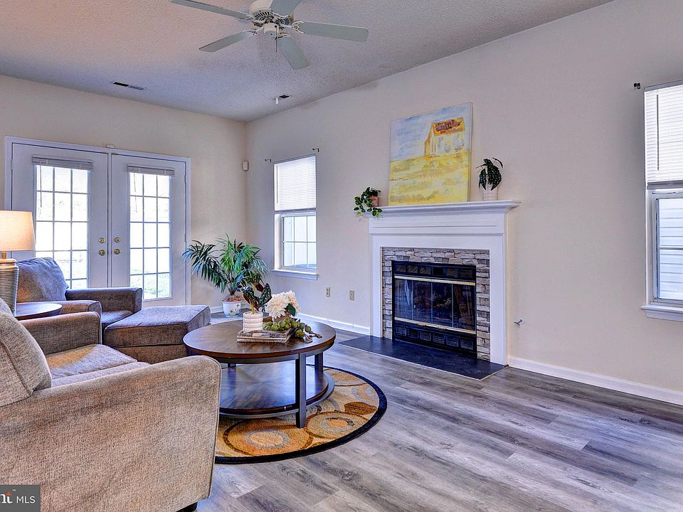 1st image of 819 E Willow Point Pl