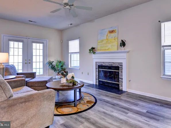 819 E Willow Point Pl, Newport News, VA 23602