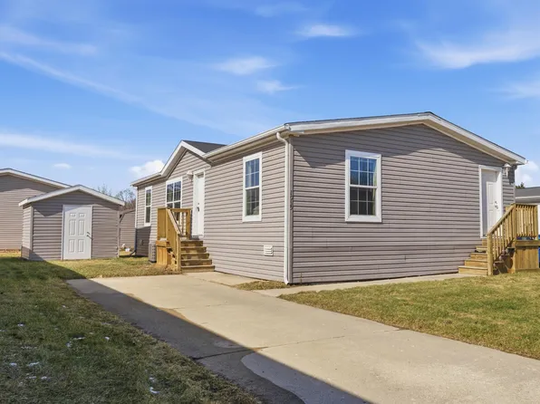 1935 Juneau Ct, Hartland, MI 48353