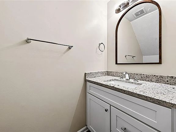 4th image of 5148 Spring St #B3