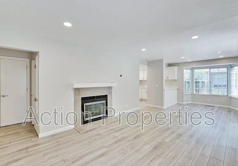 2091 San Luis Ave #8 — Photo 6