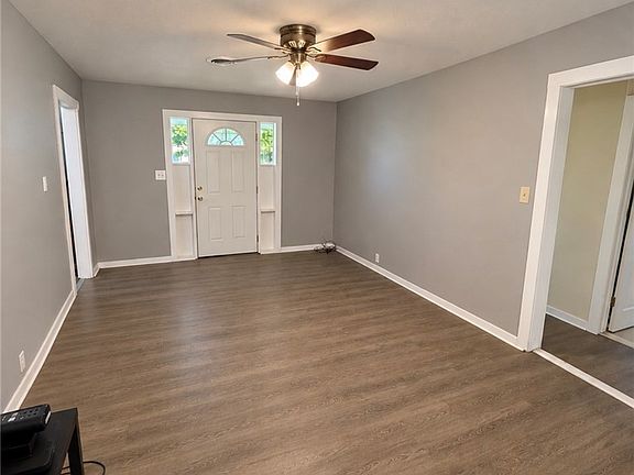 5th image of 207 W Houston St