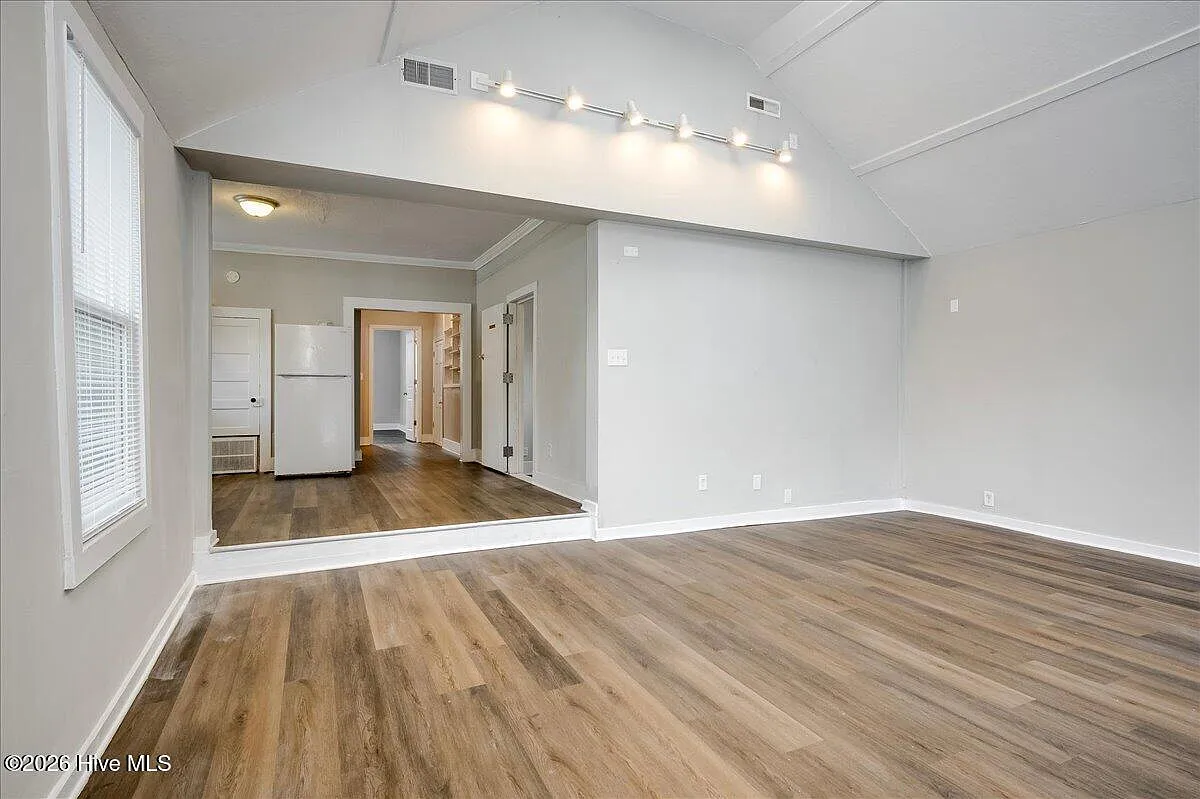 2 bed, 1.0 bath, 2672 sqft, $1,050 — Photo 2