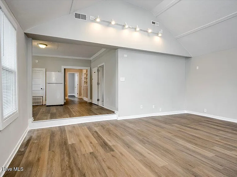 1736 Fenwick St — Photo 2