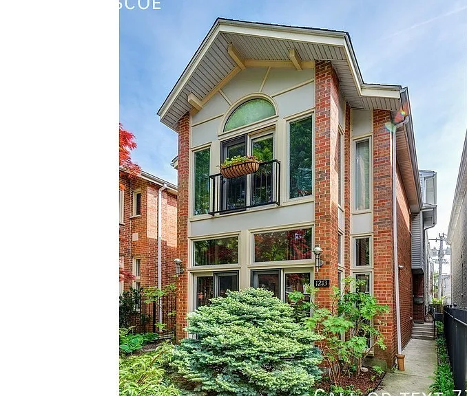 1213 W Roscoe St — Photo 1