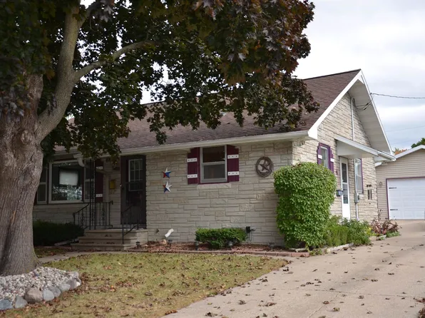 1010 Smith St, New London, WI 54961