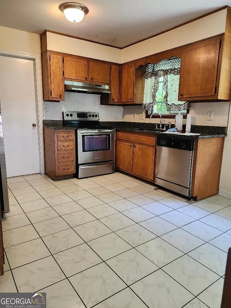 3 bed, 2.5 bath, 1599 sqft, $1,900 — Photo 4