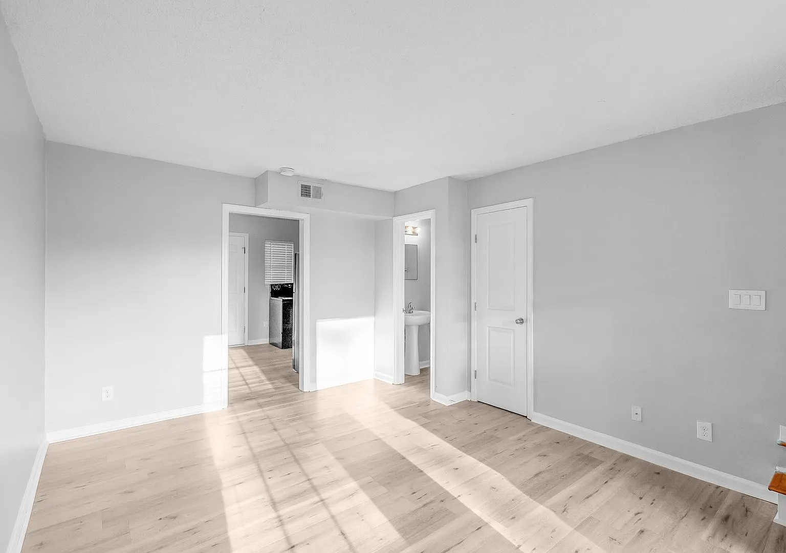 2 bedroom 1.5 bathroom townhouse — Photo 3