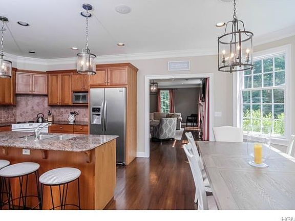 4th image of 98 Wellington Dr