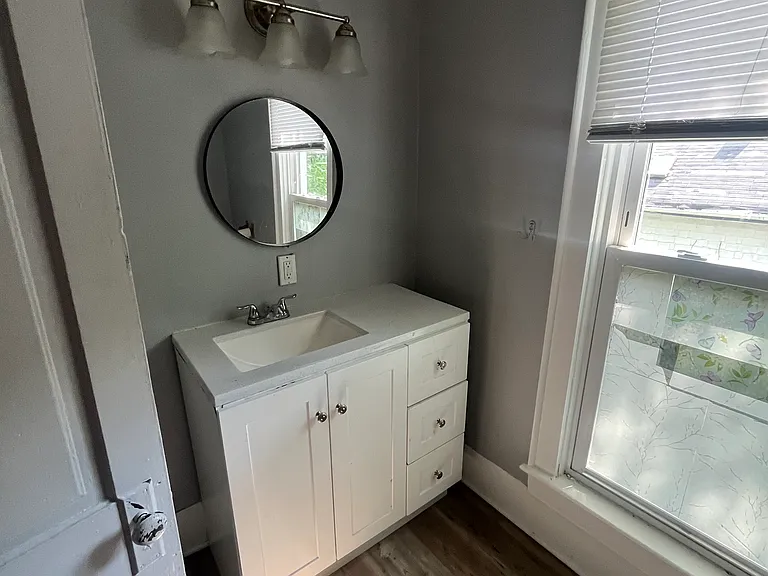 129 E Market St — Photo 2
