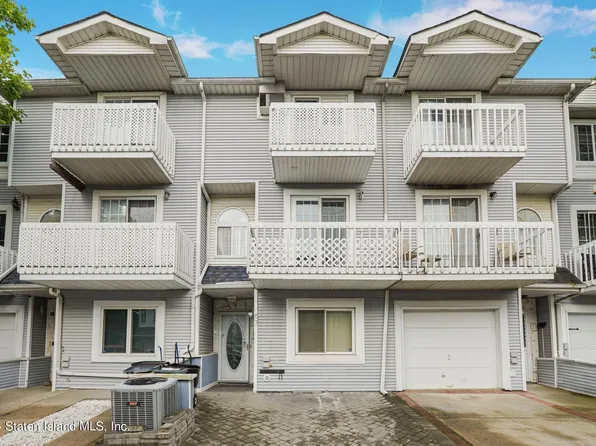 67 Country Dr E, Staten Island, NY 10314