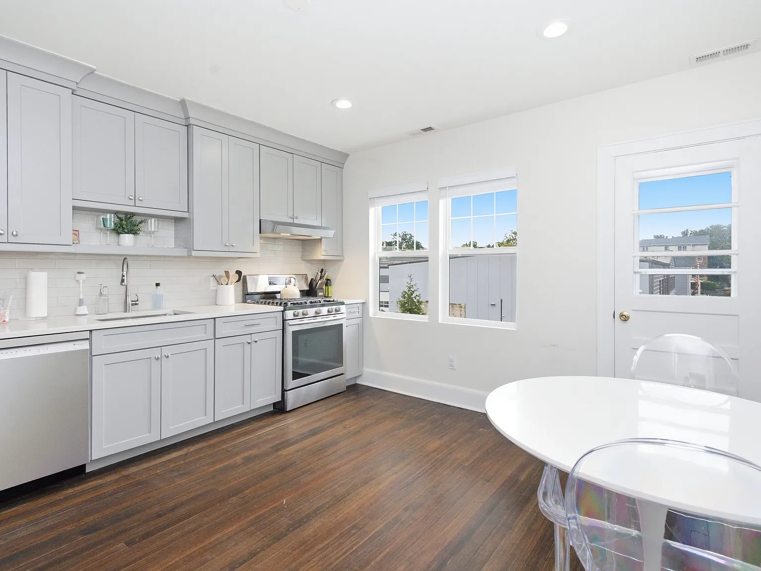 3 bed, 2.0 bath, 1700 sqft, $4,500 — Photo 1