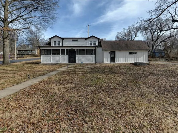 4859 NW Waukomis Dr, Northmoor, MO 64151