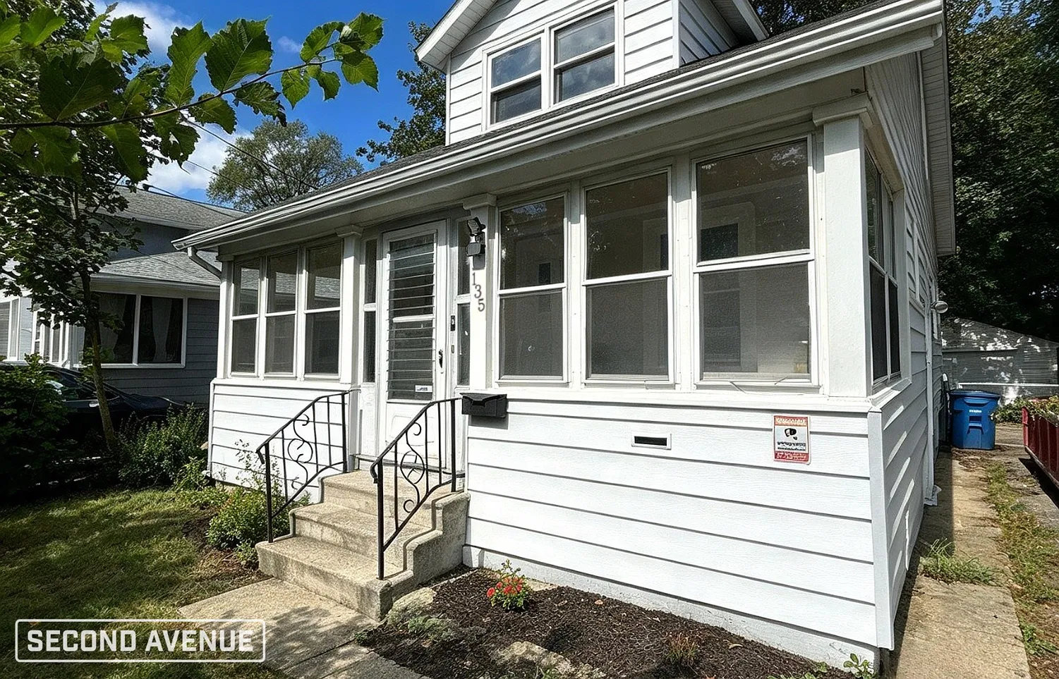 3 bed, 2.0 bath, 996 sqft, $1,295 — Photo 1