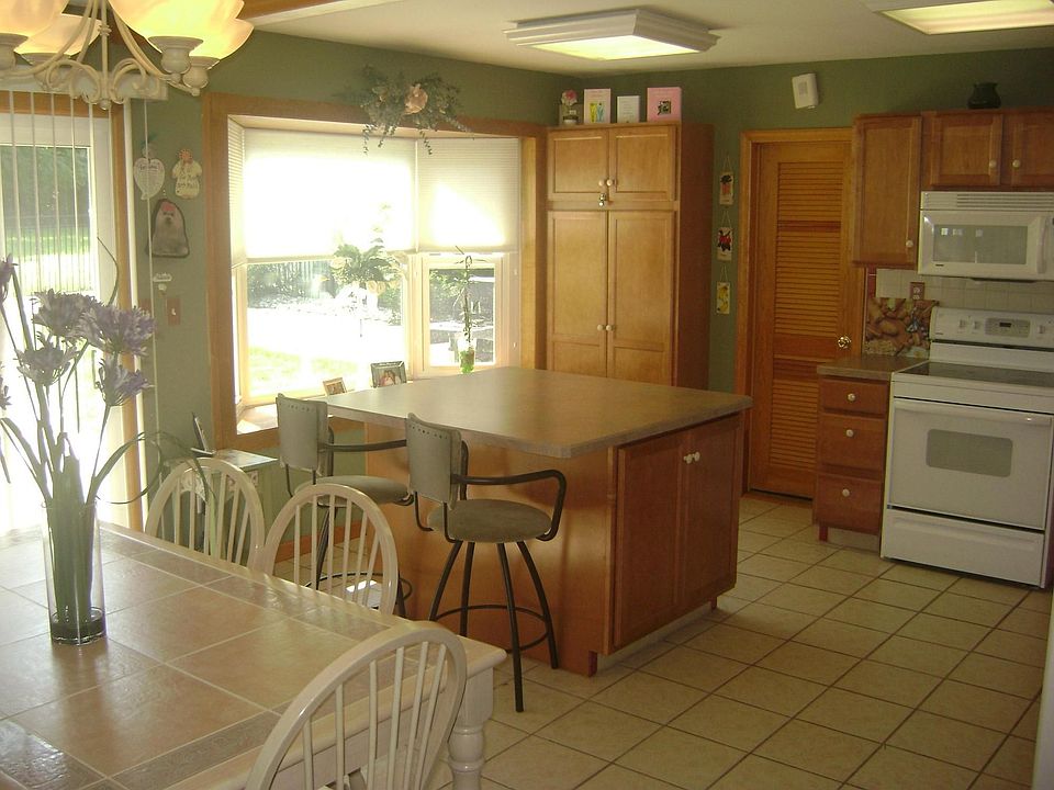 Beautiful Eat-In Kitchen