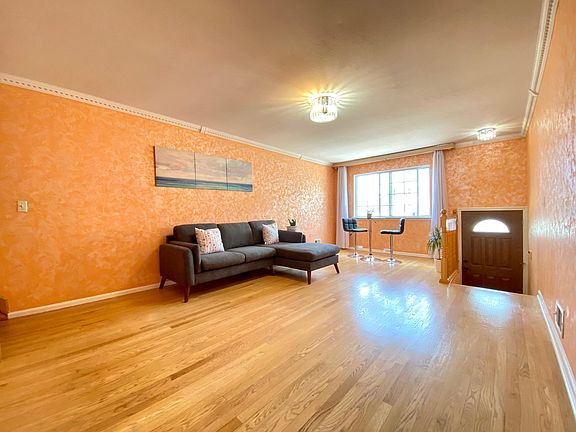 3rd image of 498 Medina St