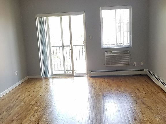 3rd image of 2534 27th St APT 2A
