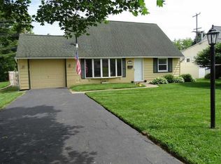 26 Viburnum Ln, Levittown, PA 19054