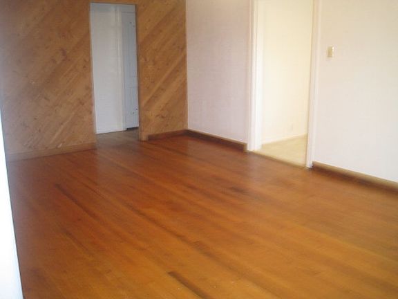 5th image of 1121 N Milam St