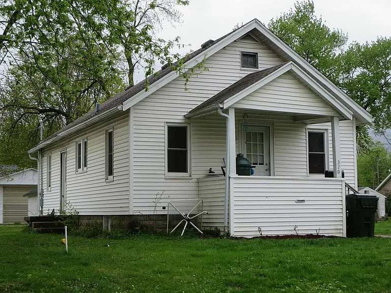 320 Blowers Ave — Photo 1