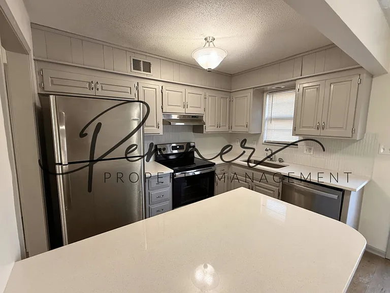 602 NE Magellan Ave #B — Photo 2