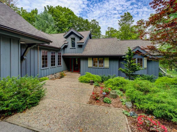 420 N Grand Ave, Leland, MI 49654