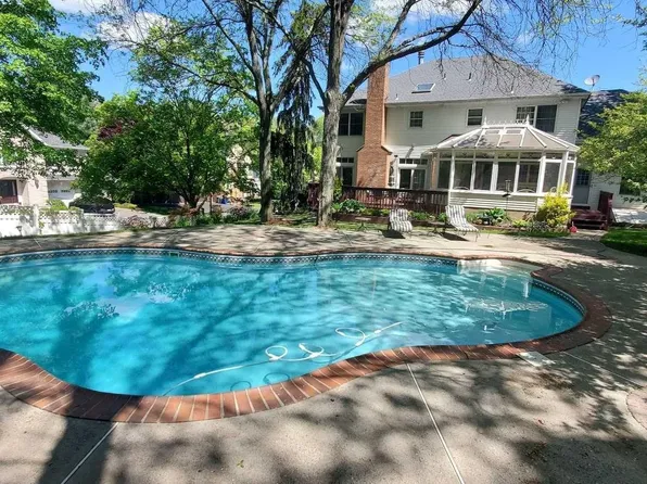 7 Oneill Dr, Westwood, NJ 07675