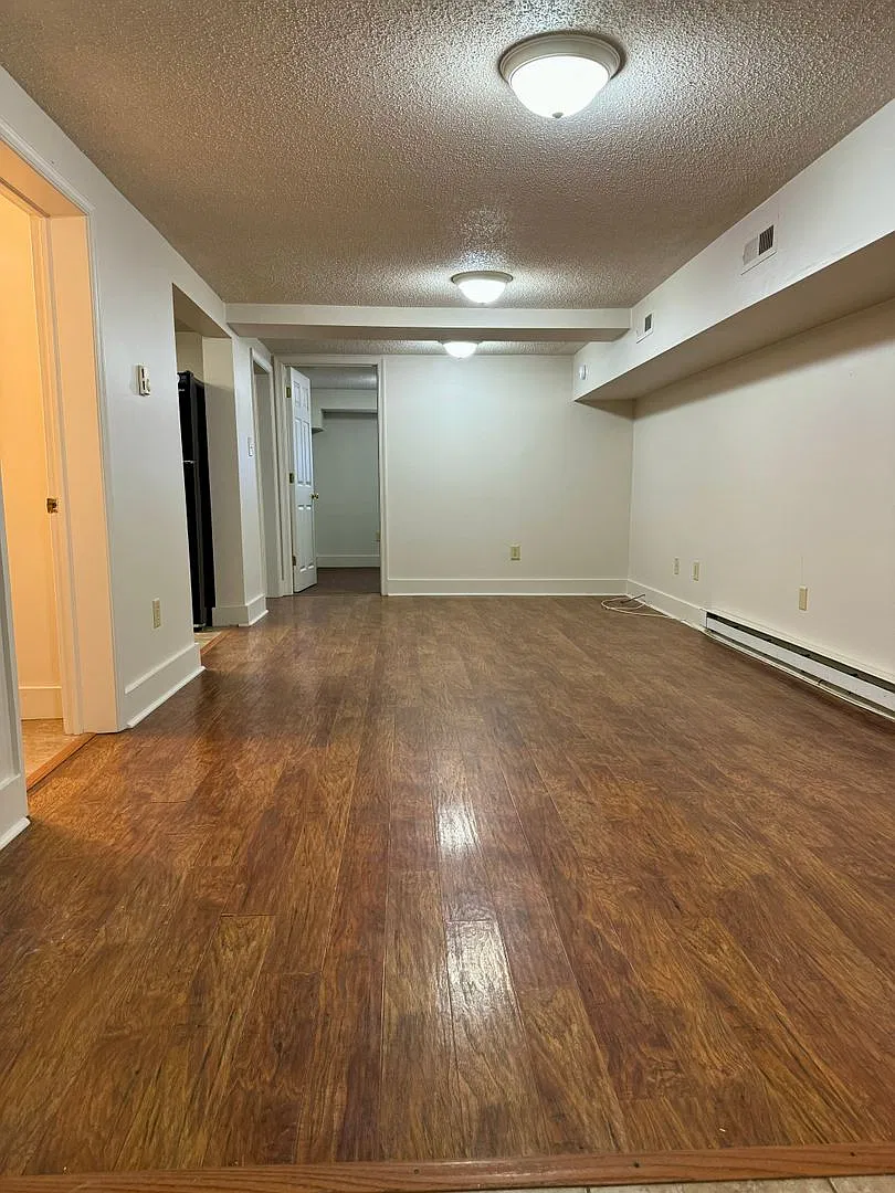 412 Bruce St — Photo 2