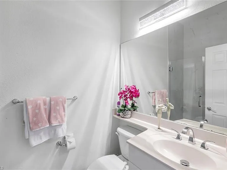 22660 Fairlawn Ct — Photo 37