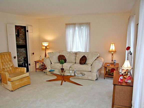 712_kumler_MLS_HID1117963_ROOMlivingroom1