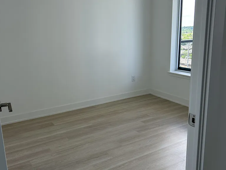 5105 Hurontario St #809 — Photo 18